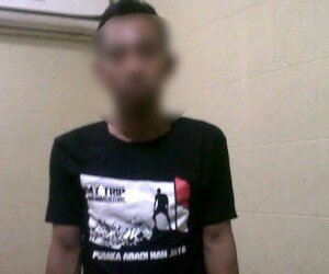 Foto- Tersangka Hen, pelaku ngintip istri tetangga mandi malah menikam suami tertangkap.(Silaen)