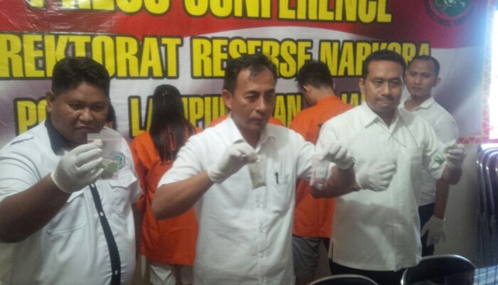 Dirnarkoba Kombes Shobarmen tengah daat menunjukan barang bukti (koesma)