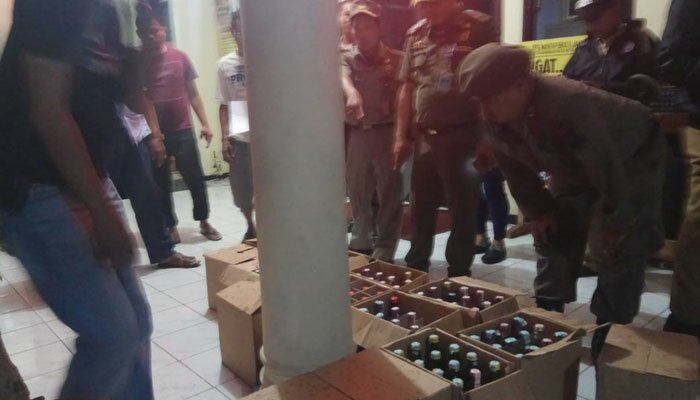 3 Pilar Kecamatan Kembangan menyita ratusan botol miras dari pemilik warung di kawasan Cengkareng Drain, Jakbar. (Rachmi)