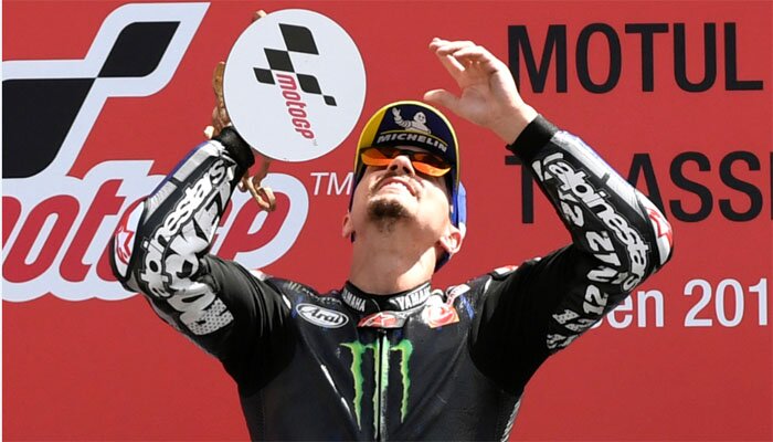 Maverick Vinales merayakan kemenangan usai finish terdepan dalam MotoGP Belanda di Sirkuit Assen. (reiters)