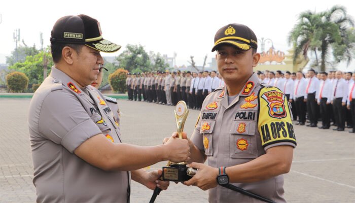 Kapolres Lampung Timur AKBP. Taufan Dirgantoro saat menerima penghargaan dari Kapolda Lampung .Irjen Pol. Drs Purwadi Arianto,M,Si (ist)