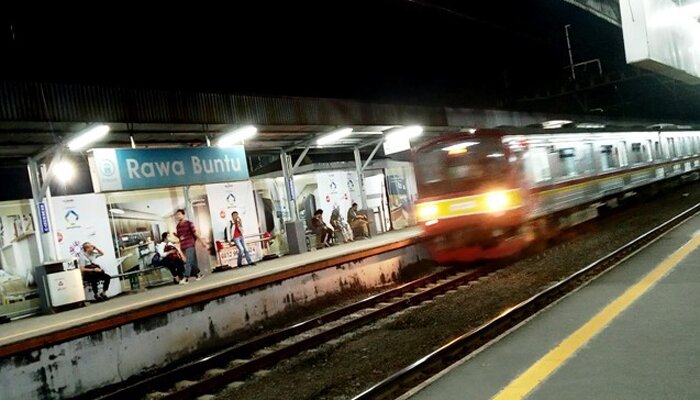 Suasana lengang di Stasiun Rawa Buntu, Serpong, karena calon penumpang banyak yang beralih ke angkutan umum lainnya. (anton)