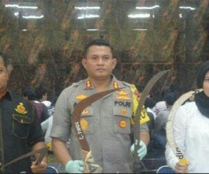 Kapolresta Depok AKBP Azis Andriansyah didampingi Kanit PPA Polresta Depok dan penyidik menyita sejumlah alat senjata tajam celurit digunakan untuk tawuran pelajar (angga)