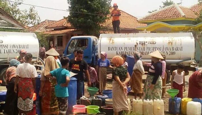 Ibu-ibu warga Desa Pringgacala, Kecamatan Karangampel, Kabupaten Indramayu, Jawa Barat membawa tempat air saat menerima bantuan air bersih dari BPBD Indramayu. (taryani)