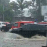 Banjir di lampu merah Garuda, Jakarta Timur. (twitter bpbd dki jakarta). (dok)