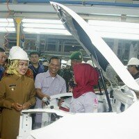 Bupati Serang Ratu Tatu Chasanah saat kunjungan kerja ke perakitan mobil di Kecamatan Cikande. (haryono)