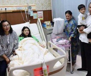 Presiden Jokowi bersama ibu Negara menjenguk cucu ketiga yang dilahirkan di di Rumah Sakit PKU Muhammadiyah, Surakarta. (ist/Facebook)
