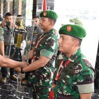 Dandim 0501/JP BS Kolonel Inf. Wahyu Yudhayana tengah menerima penghargaan dari Kasad Jenderal TNI Andika Prakasa sebagai Kodim Terbaik tingkat nasional. (ist)