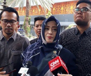 Anggota DPD RI Fahira Idris (tengah) di Polda Metro Jaya, Jakarta Selatan (firdha)