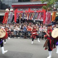 Tarian dan seni beladiri Jepang saat menghibur pengunjug sebagai awal dimualinay Parade di Summarecon Mall Bekasi. (lina)