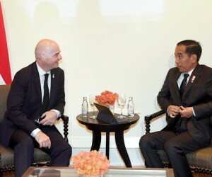 Presiden Jokowi saat bertemu Presiden FIFA Gianni Infantino, di Bangkok, Jumat (2/11/2019).