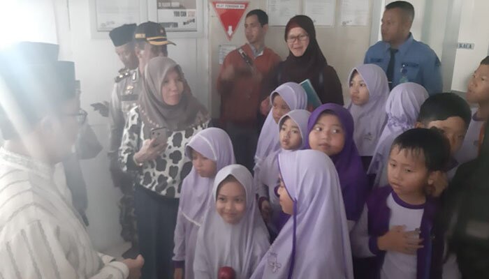 keracunan permen kadaluarsa