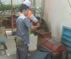 Jajaran ASN Kecamatan Tamansari, Jakbar berjibaku dalam komposting sampah. (Rachmi)