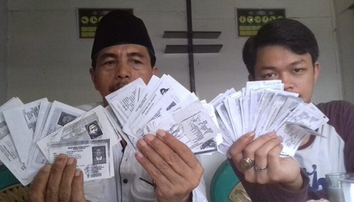 Sekitar 900 buah foto copy KTP pedagang Pasar Kemiri Muka, Beji siap mendukung pembacaan deklarsi eksekusi oleh PN Depok. (anton)