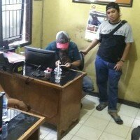 tersangka (kaos kuning) pembacok marbot saat dilakukan pemeriksaan