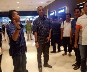 Wakapolda Banten, Brigjen Pol Tomax Korniawan (tengah), Kabid Humas Kombes Pol Edy Sumardi (kiri) dan Kapolres Serang AKBP Indra Gunawan (kanan) saat nobar "Hanya Manusia". (haryono)