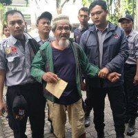 Muklis, pengemis tajir saat diamankan petugas. (wandi)