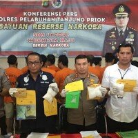 Polisi menunjukkan barang bukti sabu 2 kg yang dibaa warga Aceh.