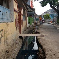 Warga RT 03 RW 03 Kelurahan Semanan, Kecamatan Kalideres mengeluhkan proyek pembangunan saluran terbengkalai di wilayahnya yang dilakukan pemborong Sudis SDA Jakbar. (Rachmi)