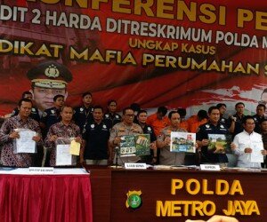 Kapolda Metro Jaya Irjen Gatot Eddy Pramono didampingi Dirreskrimum Kombes Suyudi Ario Seto dan Kabid Humas Kombes Yusri Yunus menunjukkan barang bukti kejahatan