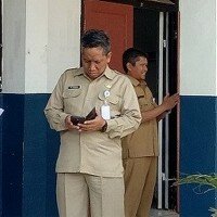 Kepala Disdik Kota Depok M. Thamrin saat mengecek ke SMPN 20 Depok di Kel. Rangkapan Jaya Baru. (anton)