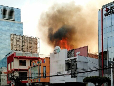 Kebakaran toko cat di Jalan Gajah Mada, Krukut, Taman Sari, Jakbar. (ys)