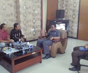 Kajari Depok Yudi Triadi didampingi Kasieintel setempat Kosasih saat menerima Ketua KPU Depok Nana Shobarna dan anggota di ruang kerjanya. (anton)