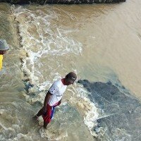 Sejumlah warga berburu lundu di lokasi pertemuan antara Kali Saradan dan Kali Cipanas di Kecamatan Losarang Indramayu Jabar. (taryani)