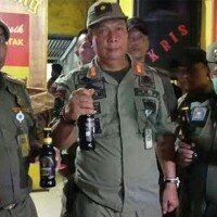botol miras yang berhasil diamankan jajaran Satpol PP Kota di salah satu tempat hiburan malam di Depok. (anton)