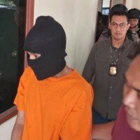 MDS alias Kiki yang menghajar 'istri sirinya' karena dipergoki bersama wanita lain.(lina)