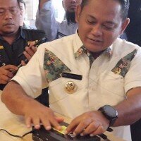 Bupati Bekasi Eka Supria Atmaja saat memasang Tapping Box di hotel Santika. (ist)