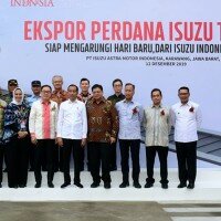 Presiden Jokowi saat melepas ekspor perdana Isuzu Traga, di pabrik perakitan PT IAMI di Kawasan Industri Suryacipta, Karawang Timur (ist)