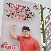 Baliho Garbi yang hanya berusia kurang dari 24 jam langsung diturunkan Satpol PP Depok. (anton)