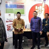 Anggota Komisi II DPR RI saat meninjau kantor KPU Kota Depok di Jl. Raya Kartini yang tidak layak pakai. (anton)