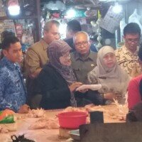 Staf Ahli Bidang Ekonomi dan Pembangunan Asloeah Madri didampingi Kepala Dinas Perdagangan dan Perindustrian Kania Purwanti, Kepala Diskominfo Sidik Mulyono saat meninjau Pasar Agung Depok II Tengah. (anton)