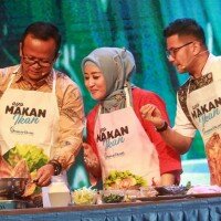 Menteri Kelautan dan Perikanan Edhy Prabowo sedang memperagakan masak ikan.(ist)