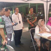 Pelayanan Samsat keliling di asrama TNI untuk kejar pendapatan pajak. (Ifand)