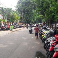 Sejumlah kendaraan milik PNS yang diparkir dibelakang kantor walikota. (Ifand)