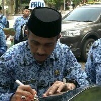 Walikota Jaktim saat menempel stiker penunggak pajak di mobil milik ASN. (Ifand)