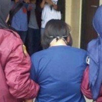 Pelaku pembakar tangan anak baju biru di tengah