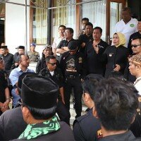 Ratusan pendekar Banten Ratu Tatu Chasanah di Kantor Bupati Serang di Jalan Veteran No.1 Kota Serang