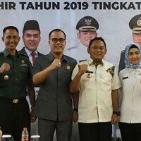 Bupati Bekasi Eka Supria Atmaja bersama Kejati Cikarang Raden Rara dan perwakilan masing-masing instansi. (instagram @humas_kab_bekasi)