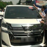 Penindakan mobil penunggak pajak di Jalan Raya. (Ifand)