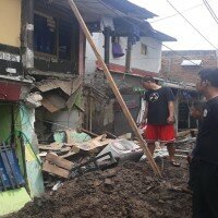 Rumah warga yang ambruk akibat proyek pembangunan saluran air. (ifand)