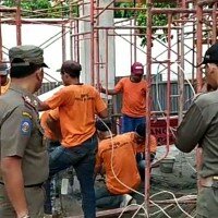 Kasat Pol PP Jaksel saat memimpin pembongkaran kos-kosan mewah di Cilandak. (wandi)