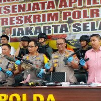 Kapolda Metro Jaya Komjen Gatot Eddy Pramono didampingi Kapolres Metro Jaksel Kombes Bastoni menujukkan senpi ilegal, puluhan ribu peluru tajam dan granat (ilham)