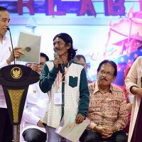 Presiden Jokowi saat menyerahkan sertifikat yang digelar di Lapangan Tenis Tertutup Keramat, Kota Tarakan, Kalimantan Utara , Rabu (18/12).(ist)