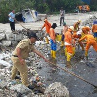 Petugas Sudin LH Jakarta Utara ikut menangani lautan sampah di pesisir Utara , Cilincing. (deny)