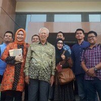 Mantan hakim agung Atja Sandjaja dihadirkan di Pengadilan Negeri Cibadak, Sukabumi.