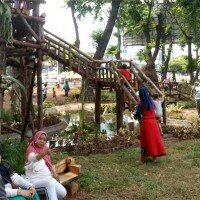 Warga menikmati fasilitas di Taman Tomang di Jalan Tomang Raya, Grogol Petamburan yang dibangun Sudishut Jakbar tanpa menggunakan APBD. (rachmi)
